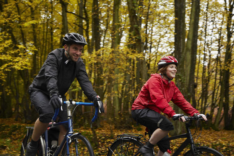 西方人,两个人,家庭,夫妻,坐,笑,微笑,露齿笑,横图,室外,白天,正面,爱情,秋季,树林,植物,自行车,帽子,欧洲,欧洲人,握,服装,头盔,浪漫,注视,休闲装,车,脚踏车,树,树木,衣服,红色,绿色,自然,安全帽,交通工具,观察,看,骑车,休闲,温暖,温馨,一家人,休闲服,恩爱,握着,恋人,服饰,生长,成长,观看,和睦,察看,关注,载具,男人,男性,年轻男性,年轻女性,女人,女性,白种人,年轻人,夫妇,情侣,秋,秋天,坐着,半身,彩图,伴侣,融洽