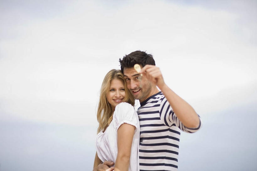 西方人,两个人,家庭,夫妻,站,抱,笑,微笑,露齿笑,横图,室外,白天,侧面,爱情,安全,欧洲,欧洲人,握,条纹,服装,云,云朵,防护,钥匙,一枚,浪漫,拿,云彩,拿着,注视,休闲装,衣服,白色,天空,天,观察,看,站着,休闲,温暖,温馨,一家人,休闲服,恩爱,握着,恋人,服饰,抱着,观看,保护,和睦,察看,搂着,开启,封闭,关注,保险,私密,保全,周全,安稳,安定,防盗,平安,男人,男性,年轻女性,女人,女性,中年男性,白种人,年轻人,夫妇,情侣,搂,搂抱,站立,半身,彩图,伴侣,融洽