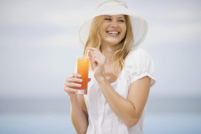 果汁,西方人,一个人,站,笑,微笑,露齿笑,横图,室外,白天,正面,裙子,海浪,海洋,杯子,帽子,欧洲,欧洲人,仅一个年轻女性,仅一个女性,仅一个人,握,阴影,连衣裙,朦胧,模糊,光线,影子,浪花,云,云朵,饮品,一杯,拿,云彩,拿着,注视,玻璃制品,饮料,蓝色,白色,白云,蓝天,天空,阳光,海水,水杯,遮阳帽,天,观察,看,站着,金色,握着,晴朗,观看,察看,关注,可口,海景,适口,年轻女性,女人,女性,白种人,长发,玻璃杯,大海,风浪,海,海水的波动,近岸浪,涌浪,晴空,站立,半身,彩图