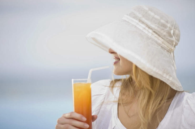 果汁,西方人,一个人,站,笑,微笑,露齿笑,横图,室外,白天,侧面,裙子,海浪,海洋,杯子,帽子,欧洲,欧洲人,仅一个年轻女性,仅一个女性,仅一个人,握,阴影,连衣裙,朦胧,模糊,光线,影子,浪花,云,云朵,饮品,一杯,拿,云彩,拿着,注视,玻璃制品,饮料,蓝色,白色,白云,蓝天,天空,阳光,海水,水杯,遮阳帽,天,观察,看,站着,金色,握着,晴朗,观看,察看,关注,可口,海景,适口,年轻女性,女人,女性,白种人,长发,玻璃杯,大海,风浪,海,海水的波动,近岸浪,涌浪,晴空,站立,半身,彩图