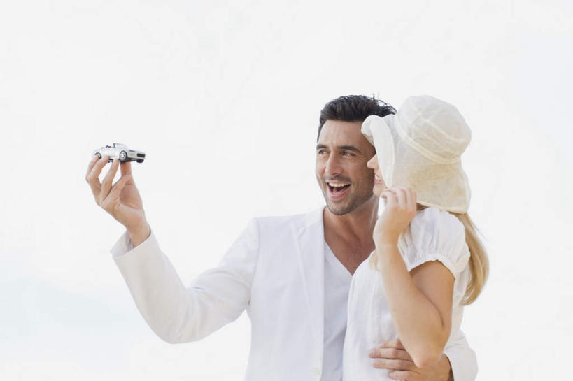 西方人,两个人,家庭,夫妻,站,笑,微笑,露齿笑,横图,室外,白天,正面,爱情,汽车,帽子,欧洲,欧洲人,握,阴影,服装,朦胧,模糊,光线,影子,浪漫,拿,拿着,注视,休闲装,车,衣服,白色,阳光,模型,遮阳帽,交通工具,轿车,观察,看,站着,休闲,温暖,温馨,一家人,休闲服,恩爱,握着,恋人,服饰,观看,和睦,察看,关注,载具,男人,男性,年轻女性,女人,女性,中年男性,白种人,年轻人,夫妇,情侣,站立,半身,彩图,伴侣,融洽