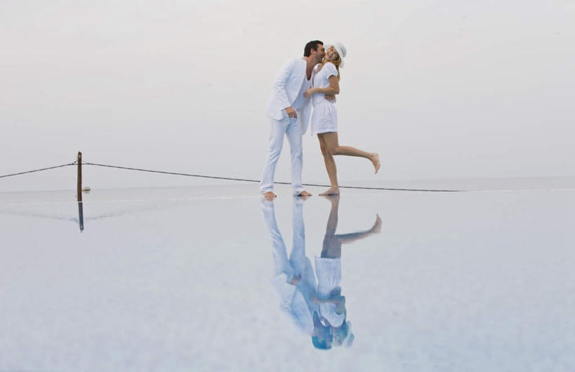 西方人,两个人,家庭,夫妻,游泳池,站,抱,笑,吻,微笑,露齿笑,横图,室外,白天,正面,爱情,海浪,海洋,水,帽子,欧洲,欧洲人,阴影,服装,光线,影子,浪花,水池,水面,水平线,辽阔,海平线,浪漫,注视,休闲装,光脚,泳池,衣服,白色,倒影,天空,阳光,海水,遮阳帽,天,观察,看,站着,休闲,广阔,温暖,温馨,一家人,赤脚,休闲服,恩爱,恋人,服饰,抱着,观看,一望无际,和睦,察看,倒映,搂着,关注,海景,无边无际,一马平川,反照,男人,男性,年轻女性,女人,女性,中年男性,白种人,年轻人,夫妇,情侣,大海,风浪,海,海水的波动,近岸浪,涌浪,接吻,搂,搂抱,亲,亲吻,亲嘴,站立,彩图,全身,伴侣,融洽,水天相接,水天一线