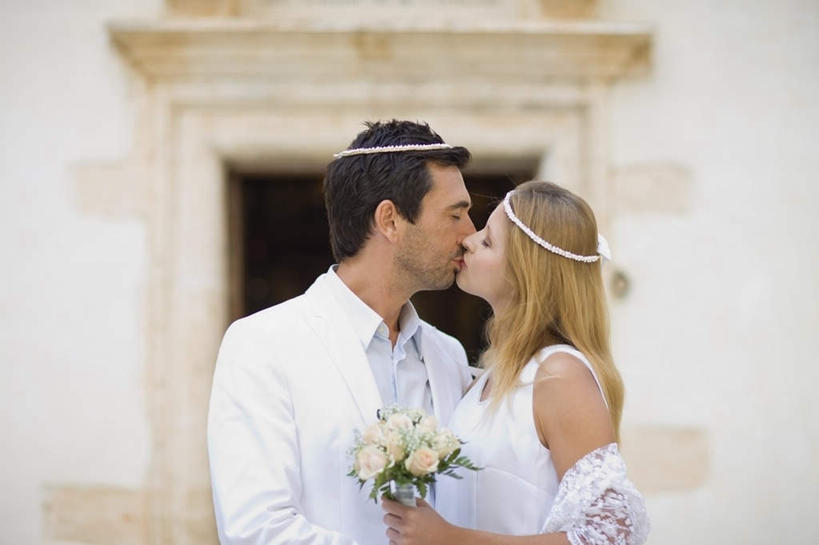 西方人,胡须,头发,两个人,家庭,夫妻,新娘,新郎,教堂,站,闭眼,抱,吻,横图,室外,白天,正面,婚纱,西装,爱情,婚礼,快乐,欧洲,欧洲人,握,花纹,正装,节日,朦胧,模糊,庆祝,盛开,捧花,手捧花,墙,棕色,结婚,浪漫,拿,花蕾,拿着,文化,发带,墙壁,墙面,花,花瓣,花朵,鲜花,白色,花束,花苞,花蕊,祈祷,站着,一束,健康,温暖,温馨,喜庆,一家人,恩爱,握着,许愿,恋人,宗教,信仰,抱着,纪念,祈求,和睦,搂着,信念,婚礼捧花,平安,男人,男性,年轻女性,女人,女性,中年男性,白种人,年轻人,胡子,络腮胡,夫妇,情侣,闭眼睛,闭着眼,闭着眼睛,接吻,搂,搂抱,亲,亲吻,亲嘴,站立,半身,彩图,婚礼服,礼服,高兴,大教堂,礼拜堂,伴侣,融洽