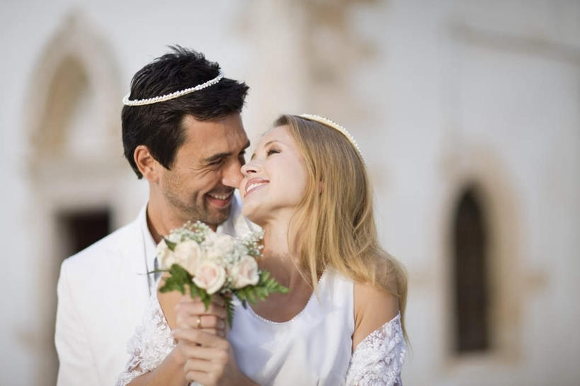 西方人,胡须,头发,两个人,家庭,夫妻,新娘,新郎,教堂,站,抱,笑,微笑,露齿笑,横图,室外,白天,正面,婚纱,西装,爱情,婚礼,快乐,欧洲,欧洲人,握,花纹,正装,节日,朦胧,模糊,庆祝,盛开,捧花,手捧花,墙,棕色,结婚,浪漫,拿,花蕾,拿着,注视,文化,发带,墙壁,墙面,花,花瓣,花朵,鲜花,白色,花束,花苞,花蕊,观察,看,祈祷,站着,一束,健康,温暖,温馨,喜庆,一家人,恩爱,握着,许愿,恋人,宗教,信仰,抱着,观看,纪念,祈求,和睦,察看,搂着,关注,信念,婚礼捧花,平安,男人,男性,年轻女性,女人,女性,中年男性,白种人,年轻人,胡子,络腮胡,夫妇,情侣,搂,搂抱,站立,半身,彩图,婚礼服,礼服,高兴,大教堂,礼拜堂,伴侣,融洽