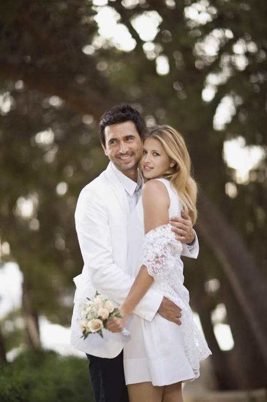 西方人,两个人,家庭,夫妻,新娘,新郎,站,抱,笑,微笑,露齿笑,竖图,室外,白天,侧面,婚纱,西装,爱情,婚礼,快乐,植物,欧洲,欧洲人,握,正装,朦胧,模糊,庆祝,盛开,捧花,手捧花,结婚,浪漫,拿,花蕾,拿着,注视,花,花瓣,花朵,鲜花,树,树木,绿色,白色,自然,花束,花苞,花蕊,观察,看,站着,一束,温暖,温馨,喜庆,一家人,恩爱,握着,恋人,生长,成长,抱着,观看,纪念,和睦,察看,搂着,关注,婚礼捧花,男人,男性,年轻女性,女人,女性,中年男性,白种人,年轻人,夫妇,情侣,搂,搂抱,站立,半身,彩图,婚礼服,礼服,高兴,伴侣,融洽