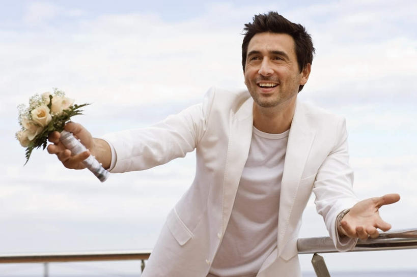 西方人,胡须,一个人,新郎,栏杆,站,笑,微笑,露齿笑,横图,室外,白天,正面,婚礼,快乐,欧洲,欧洲人,仅一个男性,仅一个人,仅一个中年男性,握,阴影,服装,庆祝,盛开,光线,捧花,手捧花,影子,云,云朵,围栏,结婚,拿,花蕾,云彩,拿着,注视,休闲装,护栏,花,花瓣,花朵,鲜花,衣服,蓝色,白云,蓝天,天空,阳光,花束,天,花苞,花蕊,观察,看,站着,一束,休闲,喜庆,休闲服,握着,服饰,晴朗,观看,等待,纪念,察看,伸出,关注,婚礼捧花,男人,男性,中年男性,白种人,胡子,络腮胡,晴空,站立,半身,彩图,高兴