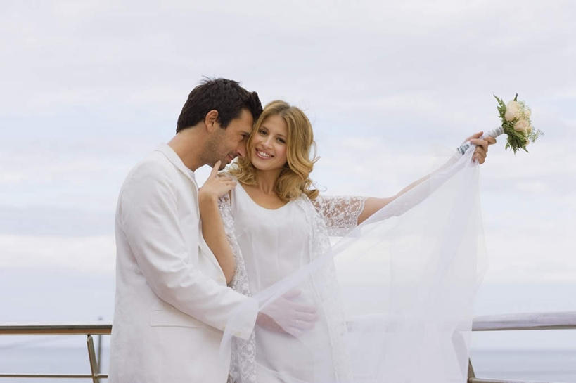 西方人,两个人,家庭,夫妻,新娘,新郎,栏杆,站,举,抱,笑,微笑,露齿笑,横图,室外,白天,正面,婚纱,爱情,婚礼,快乐,船,欧洲,欧洲人,一艘,握,阴影,头纱,庆祝,盛开,光线,扶手,捧花,手捧花,影子,云,云朵,游艇,结婚,浪漫,拿,花蕾,云彩,拿着,注视,护栏,花,花瓣,花朵,鲜花,蓝色,白云,蓝天,天空,阳光,交通工具,花束,天,花苞,花蕊,观察,看,托,行驶,站着,一束,温暖,温馨,喜庆,一家人,金色,恩爱,握着,恋人,晴朗,抱着,观看,纪念,和睦,察看,搂着,关注,载具,婚礼捧花,男人,男性,年轻女性,女人,女性,中年男性,白种人,年轻人,卷发,夫妇,情侣,晴空,举起,举手,举着,搂,搂抱,向上举,向上伸,向上托,站立,半身,彩图,婚礼服,礼服,高兴,婚礼头纱,伴侣,融洽