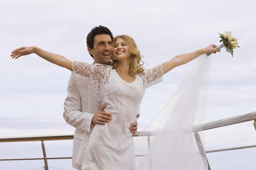 西方人,两个人,家庭,夫妻,新娘,新郎,栏杆,站,伸展双臂,抱,笑,微笑,露齿笑,横图,室外,白天,正面,婚纱,爱情,婚礼,快乐,船,欧洲,欧洲人,一艘,阴影,头纱,庆祝,盛开,光线,扶手,捧花,手捧花,影子,云,云朵,游艇,结婚,浪漫,花蕾,云彩,护栏,花,花瓣,花朵,鲜花,蓝色,白云,蓝天,天空,阳光,交通工具,花束,天,花苞,花蕊,行驶,站着,一束,温暖,温馨,喜庆,一家人,金色,恩爱,恋人,晴朗,抱着,纪念,和睦,搂着,载具,婚礼捧花,男人,男性,年轻女性,女人,女性,中年男性,白种人,年轻人,卷发,夫妇,情侣,晴空,敞开双臂,搂,搂抱,伸开双臂,展开双肩,站立,张开手臂,张开双臂,半身,彩图,婚礼服,礼服,高兴,婚礼头纱,伴侣,融洽