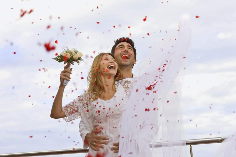 西方人,两个人,家庭,夫妻,新娘,新郎,栏杆,站,举,抱,笑,微笑,露齿笑,横图,室外,白天,仰视,婚纱,爱情,婚礼,快乐,幸福,纯洁,热情,船,玫瑰,欧洲,欧洲人,一艘,许多,握,阴影,头纱,庆祝,盛开,光线,扶手,捧花,手捧花,影子,云,云朵,游艇,玫瑰花,结婚,浪漫,拿,花蕾,云彩,拿着,注视,护栏,花,花瓣,花朵,鲜花,红色,蓝色,白云,蓝天,天空,阳光,交通工具,花束,天,花苞,花蕊,观察,看,托,行驶,站着,一束,温暖,温馨,喜庆,一家人,金色,恩爱,握着,恋人,晴朗,抱着,观看,纪念,和睦,察看,搂着,关注,载具,感动,尊敬,婚礼捧花,天真,刺玫花,徘徊花,男人,男性,年轻女性,女人,女性,中年男性,白种人,年轻人,卷发,夫妇,情侣,晴空,举起,举手,举着,搂,搂抱,向上举,向上伸,向上托,站立,半身,彩图,低角度拍摄,婚礼服,礼服,高兴,婚礼头纱,伴侣,融洽