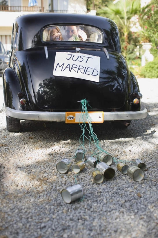 西方人,两个人,家庭,夫妻,新娘,新郎,坐,抱,笑,微笑,露齿笑,竖图,室外,白天,正面,婚纱,西装,爱情,婚礼,快乐,植物,窗户,汽车,金属制品,欧洲,欧洲人,吊挂,悬挂,阴影,头纱,正装,庆祝,光线,金属,英文,包装,标志,罐子,文字,影子,字符,字母,结婚,浪漫,挂,扭头,注视,标识,玻璃窗,车,树,树木,饮料,绿色,白色,阳光,自然,白纸,车窗,容器,绳子,交通工具,轿车,观察,看,转头,温暖,温馨,喜庆,一家人,恩爱,恋人,生长,成长,易拉罐,抱着,观看,纪念,英文字母,绳索,和睦,察看,搂着,关注,载具,男人,男性,年轻女性,女人,女性,中年男性,白种人,年轻人,夫妇,情侣,搂,搂抱,坐着,半身,彩图,婚礼服,礼服,高兴,婚礼头纱,伴侣,融洽