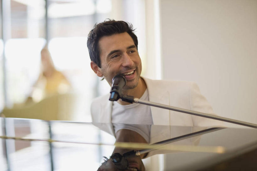 西方人,一个人,酒吧,坐,笑,微笑,露齿笑,横图,室内,白天,正面,聚会,奢侈,夜生活,键盘,窗户,欧洲,欧洲人,仅一个男性,仅一个人,仅一个中年男性,服装,朦胧,模糊,钢琴,墙,乐器,弹奏,演奏,注视,休闲装,娱乐,玻璃窗,墙壁,墙面,衣服,话筒,观察,看,休闲,休闲服,放松,弹琴,服饰,观看,夜店,察看,麦克风,键盘乐器,关注,扩音器,夜总会,传声器,微音器,男人,男性,中年男性,白种人,坐着,半身,彩图,酒吧间,酒馆