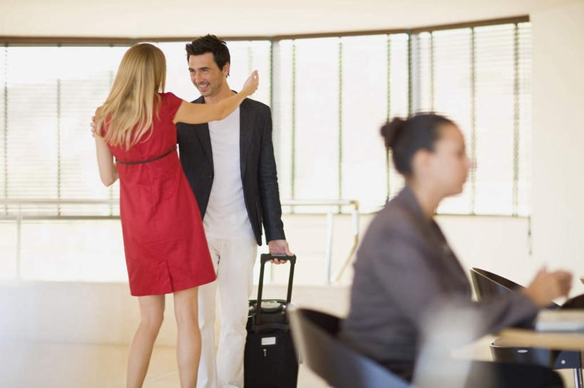 西方人,背部,三个人,夫妻,站,拉,抱,笑,说,微笑,露齿笑,横图,室内,白天,正面,裙子,爱情,讨论,窗户,天花板,桌面,桌子,椅子,照明,欧洲,欧洲人,连衣裙,木制,拉杆箱,旅行箱,墙,灯光,浪漫,注视,顶灯,玻璃窗,相视,墙壁,墙面,灯,红色,木制品,行李箱,箱子,灯具,观察,看,站着,面对面,恩爱,恋人,抱着,观看,对视,出差,照亮,察看,互视,搂着,照明设备,关注,相对,相看,交流,男人,男性,年轻女性,女人,女性,中年男性,白种人,夫妇,情侣,沟通,讲话,交谈,搂,搂抱,商讨,说话,谈话,站立,半身,彩图,旅行,伴侣