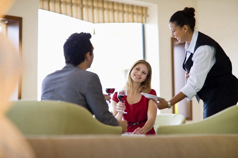 红酒,葡萄酒,西方人,背部,三个人,夫妻,服务员,餐厅,站,坐,笑,微笑,露齿笑,横图,室内,白天,正面,工作服,裙子,制服,西装,爱情,餐桌,窗户,窗帘,沙发,桌子,杯子,欧洲,欧洲人,握,连衣裙,正装,装饰,高脚杯,墙,红酒杯,酒类,浪漫,拿,拿着,注视,玻璃窗,墙壁,墙面,玻璃制品,菜单,酒,饮料,红色,帘子,酒杯,观察,看,站着,遮阳,红葡萄酒,恩爱,点菜,握着,恋人,餐台,观看,马甲,华丽,修饰,点缀,察看,葡萄酒杯,关注,布艺沙发,衬托,美观,雅致,雅观,工作制服,男人,男性,年轻女性,女人,女性,中年男性,白种人,夫妇,情侣,服务生,侍者,玻璃杯,站立,坐着,半身,彩图,工作套服,餐馆,饭店,饭馆,伴侣