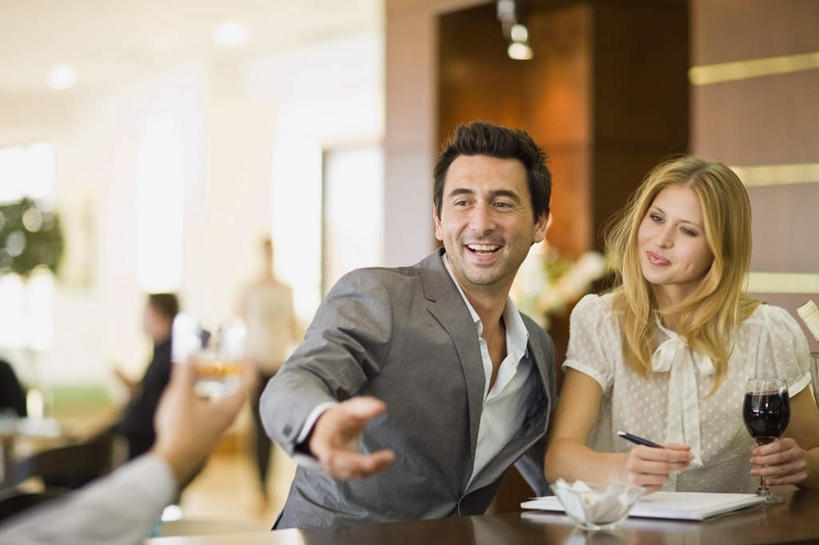 红酒,葡萄酒,西方人,三个人,夫妻,餐厅,坐,笑,微笑,露齿笑,横图,室内,白天,正面,西装,爱情,餐桌,天花板,桌面,桌子,杯子,椅子,照明,欧洲,欧洲人,握,服装,正装,朦胧,模糊,笔,高脚杯,墙,灯光,办公用品,记事本,红酒杯,酒类,浪漫,拿,拿着,注视,休闲装,顶灯,水笔,墙壁,墙面,玻璃制品,灯,酒,文具,饮料,衣服,本子,笔记本,酒杯,学习用品,灯具,观察,看,休闲,休闲服,红葡萄酒,恩爱,握着,恋人,服饰,餐台,观看,文具用品,照亮,察看,葡萄酒杯,照明设备,关注,男人,男性,年轻女性,女人,女性,中年男性,白种人,夫妇,情侣,玻璃杯,坐着,半身,彩图,餐馆,饭店,饭馆,伴侣