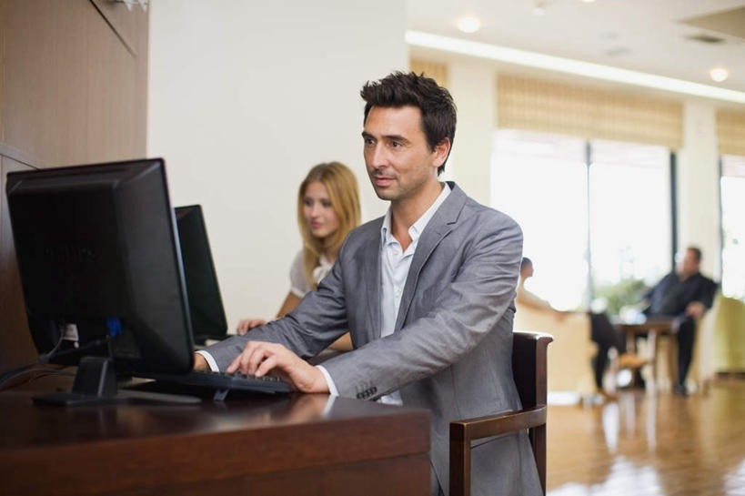 西方人,两个人,商务人士,商务男性,商务女性,宾馆,坐,笑,微笑,横图,室内,白天,正面,衬衫,电脑,显示器,鼠标,键盘,窗户,地板,天花板,桌子,酒店,椅子,照明,欧洲,欧洲人,敲打,套装,工作,网络,办公桌,木椅,灯光,地面,注视,输入,输入设备,通讯设备,顶灯,木地板,玻璃窗,灯,灯具,打字,观察,看,台式电脑,观看,点击,敲击,照亮,察看,照明设备,关注,通信设备,商务装,工薪阶层,输出设备,按键,男人,男性,年轻女性,女人,女性,中年男性,白种人,白领,上班族,坐着,半身,彩图,衬衣,客店,客栈,旅店,旅馆,旅舍