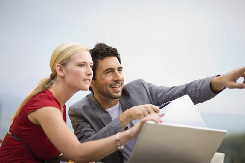 西方人,两个人,家庭,夫妻,商务人士,商务男性,坐,笑,微笑,露齿笑,横图,室外,白天,正面,衬衫,裙子,爱情,电脑,笔记本电脑,沙发,欧洲,欧洲人,握,指,连衣裙,套装,网络,材料,档案,文件,浪漫,拿,拿着,注视,方向,通讯设备,红色,天空,资料,天,观察,看,手势,温暖,温馨,一家人,辫子,金色,恩爱,握着,恋人,观看,和睦,察看,无线,指向,食指,关注,文档,通信设备,商务装,无线网络,布艺沙发,无线上网,便携式电脑,工薪阶层,手提电脑,男人,男性,年轻女性,女人,女性,中年男性,白种人,年轻人,夫妇,情侣,白领,上班族,坐着,半身,彩图,衬衣,伴侣,融洽