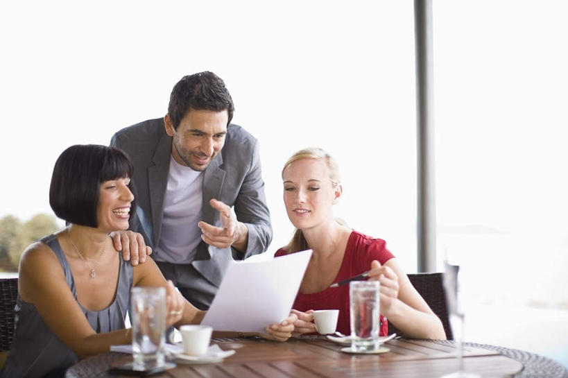 咖啡,西方人,三个人,伙伴,朋友,商务人士,商务男性,商务女性,站,坐,笑,说,微笑,露齿笑,横图,室外,白天,正面,衬衫,裙子,讨论,友谊,幸福,合作,团队,植物,餐桌,靠垫,桌面,桌子,杯子,椅子,欧洲,欧洲人,弯腰,握,连衣裙,套装,材料,瓷器,档案,文件,纸,咖啡杯,靠枕,陶瓷制品,拿,拿着,注视,娱乐,玻璃制品,树,树木,饮料,红色,绿色,天空,自然,手稿,水杯,资料,垫子,枕头,天,观察,看,站着,享受,休闲,温馨,放松,乐趣,战略,握着,生长,成长,餐台,观看,证明,察看,提神,舒适,关注,文档,咖啡店,瓷杯,醒脑,商务装,咖啡屋,工薪阶层,弯身,联合,合谋,软饮料,交流,配合,协作,男人,男性,年轻女性,女人,女性,中年男性,中年女性,白种人,白领,上班族,玻璃杯,沟通,讲话,交谈,商讨,说话,谈话,站立,坐着,半身,彩图,衬衣,咖啡馆