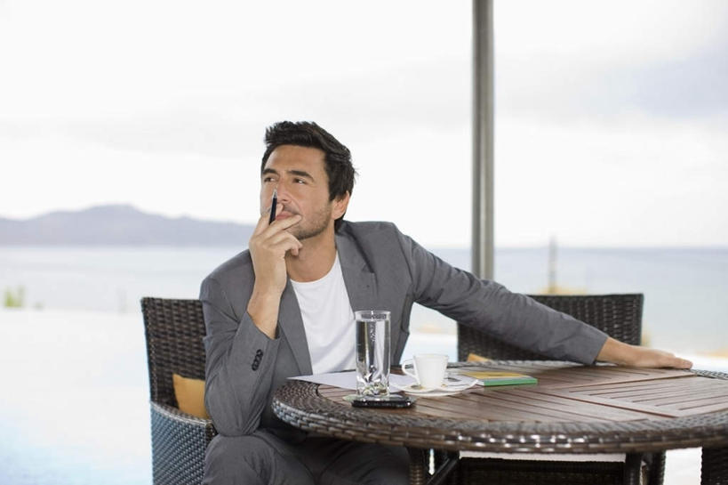 西方人,一个人,商务人士,商务男性,坐,笑,微笑,横图,室外,白天,正面,衬衫,西装,海浪,海洋,山,餐桌,桌面,桌子,杯子,椅子,欧洲,欧洲人,仅一个男性,仅一个人,仅一个中年男性,撑,套装,正装,浪花,山峰,云,云朵,山峦,云彩,托腮,注视,玻璃制品,天空,海水,水杯,天,观察,看,托,思考,餐台,观看,察看,关注,托下巴,咖啡店,商务装,咖啡屋,海景,工薪阶层,思虑,男人,男性,中年男性,白种人,白领,上班族,玻璃杯,大海,风浪,海,海水的波动,近岸浪,涌浪,坐着,半身,彩图,衬衣,咖啡馆