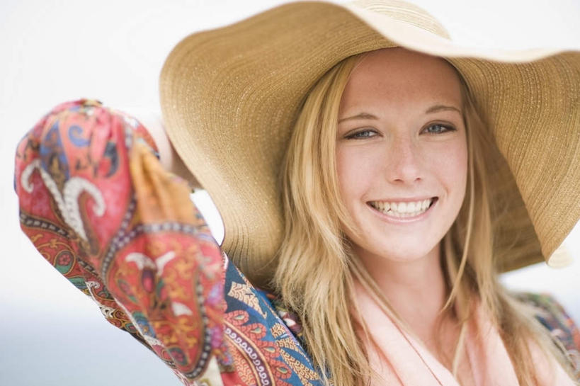 西方人,一个人,站,笑,微笑,露齿笑,横图,室外,白天,正面,海浪,海洋,帽子,欧洲,欧洲人,仅一个年轻女性,仅一个女性,仅一个人,花纹,服装,朦胧,模糊,图案,浪花,注视,休闲装,装饰品,衣服,天空,海水,饰品,手链,首饰,遮阳帽,天,观察,看,站着,休闲,休闲服,金色,服饰,手镯,观看,察看,关注,手抱头,镯子,海景,年轻女性,女人,女性,白种人,长发,大海,风浪,海,海水的波动,近岸浪,涌浪,站立,半身,彩图