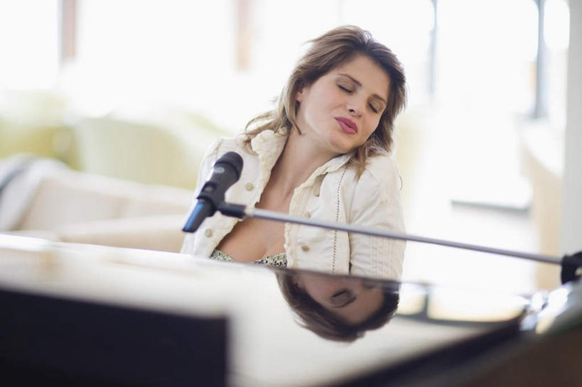 西方人,一个人,酒吧,坐,闭眼,横图,室内,白天,正面,聚会,奢侈,夜生活,键盘,窗户,靠垫,沙发,欧洲,欧洲人,仅一个年轻女性,仅一个女性,仅一个人,服装,朦胧,模糊,钢琴,棕色,靠枕,乐器,弹奏,演奏,休闲装,娱乐,玻璃窗,衣服,白色,话筒,垫子,枕头,休闲,休闲服,放松,唱歌,服饰,夜店,麦克风,键盘乐器,扩音器,演唱,夜总会,传声器,布艺沙发,歌唱,微音器,年轻女性,女人,女性,白种人,长发,闭眼睛,闭着眼,闭着眼睛,坐着,半身,彩图,酒吧间,酒馆