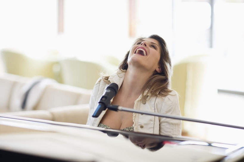 西方人,一个人,酒吧,坐,闭眼,笑,微笑,露齿笑,横图,室内,白天,正面,聚会,奢侈,夜生活,键盘,窗户,靠垫,沙发,欧洲,欧洲人,仅一个年轻女性,仅一个女性,仅一个人,服装,朦胧,模糊,钢琴,棕色,靠枕,乐器,弹奏,演奏,休闲装,娱乐,玻璃窗,衣服,白色,话筒,垫子,枕头,休闲,休闲服,放松,唱歌,服饰,夜店,麦克风,键盘乐器,扩音器,演唱,夜总会,传声器,布艺沙发,歌唱,微音器,年轻女性,女人,女性,白种人,长发,闭眼睛,闭着眼,闭着眼睛,抬头,仰头,坐着,半身,彩图,酒吧间,酒馆