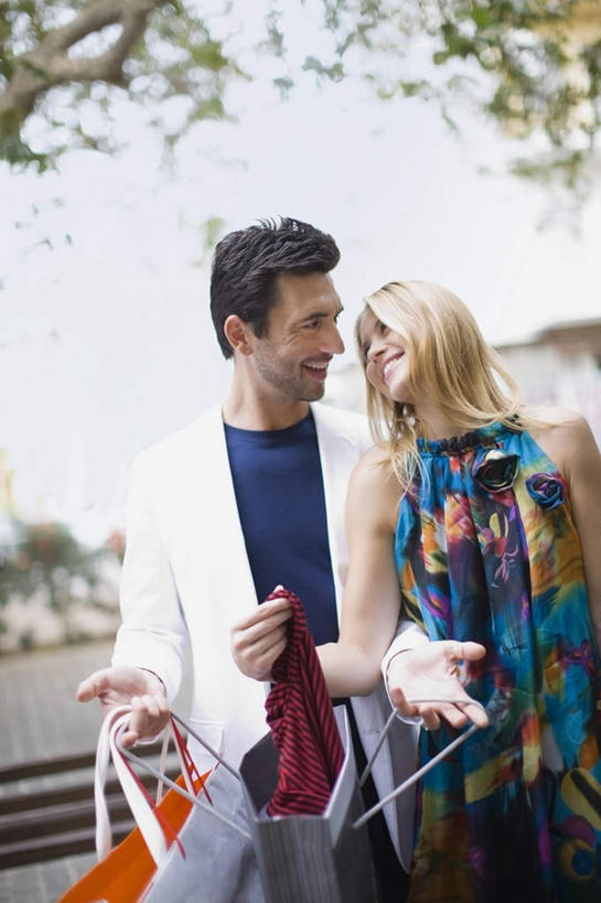 西方人,两个人,家庭,夫妻,站,笑,微笑,露齿笑,竖图,室外,白天,正面,裙子,西装,爱情,购物,消费,道路,街道,路,公路,袋子,欧洲,欧洲人,握,阴影,花纹,连衣裙,朦胧,模糊,光线,包装袋,手提袋,图案,影子,购物袋,交通,浪漫,拿,拿着,注视,阳光,观察,看,站着,温暖,温馨,一家人,恩爱,握着,金融,恋人,观看,和睦,察看,购买,关注,贸易,男人,男性,年轻女性,女人,女性,中年男性,白种人,年轻人,夫妇,情侣,马路,站立,半身,彩图,伴侣,融洽