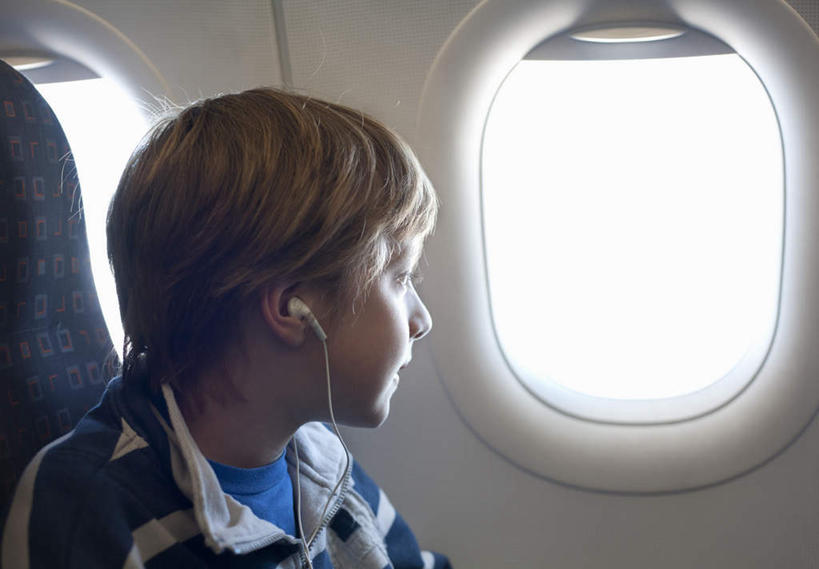 西方人,儿童,一个人,坐,横图,室内,白天,侧面,陶醉,快乐,满意,幸福,纯洁,窗户,飞机,欧洲,欧洲人,仅一个男性,仅一个人,条纹,服装,音响,交通,音乐,听,音乐播放器,注视,休闲装,娱乐,航空,座椅,玻璃窗,座位,小孩,衣服,蓝色,耳机,随身听,交通工具,观察,看,仅一个小孩,享受,休闲,休闲服,放松,可爱,童年,童趣,运输,服饰,观看,察看,舒适,客机,享乐,关注,载具,MP3播放器,童真,烂漫,无邪,天真,男孩,男人,男性,白种人,孩子,坐着,半身,彩图,播放器,男生,沉醉