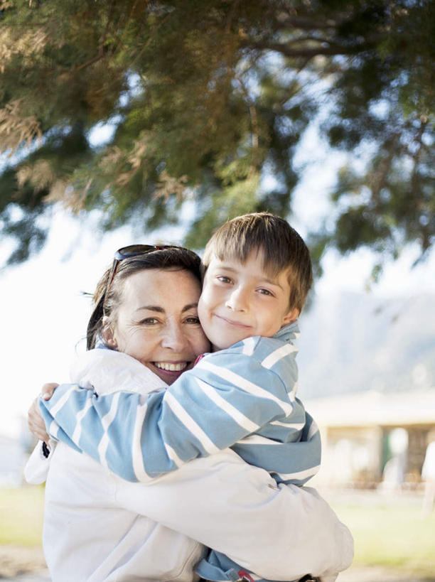 西方人,儿童,中年人,三个人,家庭,母亲,儿子,站,抱,笑,微笑,露齿笑,竖图,室外,白天,侧面,纯洁,草地,草坪,植物,欧洲,欧洲人,阴影,条纹,服装,光线,影子,注视,休闲装,草,树,树木,小孩,衣服,绿色,阳光,自然,观察,看,站着,休闲,温暖,温馨,母子,一家人,休闲服,可爱,母爱,童年,童趣,服饰,生长,成长,抱着,观看,和睦,察看,搂着,关注,童真,烂漫,无邪,天真,男孩,女人,女性,中年女性,白种人,孩子,搂,搂抱,站立,半身,彩图,融洽,男生