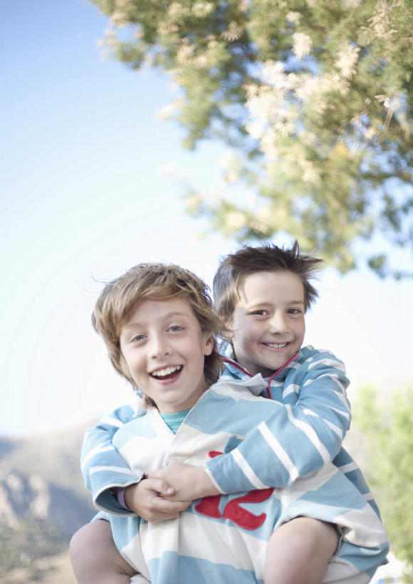 西方人,儿童,背,两个人,家庭,兄弟,站,笑,微笑,露齿笑,竖图,室外,白天,正面,纯洁,植物,欧洲,欧洲人,阴影,条纹,服装,光线,影子,云,云朵,棕色,云彩,注视,休闲装,树,树木,小孩,衣服,蓝色,绿色,白云,蓝天,天空,阳光,自然,天,背着,观察,看,站着,休闲,温暖,温馨,一家人,休闲服,可爱,童年,童趣,服饰,生长,晴朗,成长,观看,和睦,察看,关注,童真,烂漫,无邪,背负,天真,男孩,男人,男性,白种人,晴空,站立,半身,彩图,融洽,短发,男生