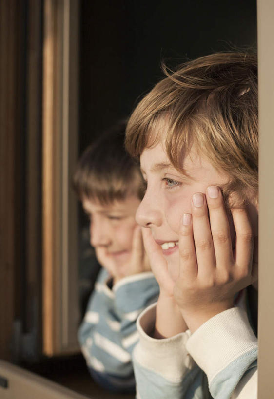 西方人,儿童,两个人,家庭,兄弟,站,笑,微笑,露齿笑,竖图,室外,白天,侧面,纯洁,窗户,欧洲,欧洲人,撑,阴影,条纹,服装,光线,影子,棕色,托腮,注视,休闲装,玻璃窗,窗台,小孩,衣服,阳光,观察,看,趴着,托,站着,休闲,温暖,温馨,一家人,休闲服,可爱,童年,童趣,服饰,观看,和睦,察看,关注,托下巴,童真,烂漫,无邪,天真,男孩,男人,男性,白种人,趴,站立,半身,彩图,融洽,短发,男生