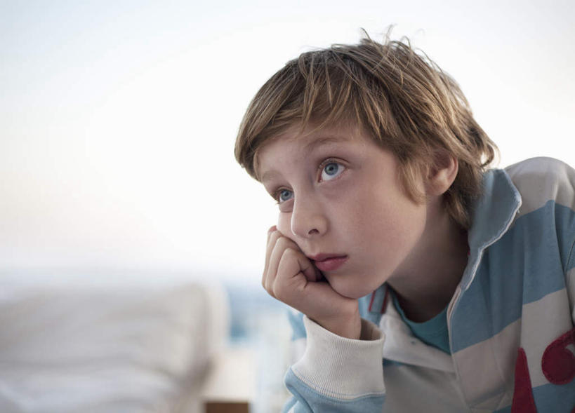 西方人,儿童,一个人,栏杆,站,横图,室外,白天,正面,纯洁,欧洲,欧洲人,仅一个男性,仅一个人,撑,阴影,条纹,服装,朦胧,模糊,光线,扶手,影子,云,云朵,棕色,云彩,托腮,注视,休闲装,护栏,小孩,衣服,蓝色,白云,蓝天,天空,阳光,天,观察,看,托,站着,仅一个小孩,休闲,思考,休闲服,可爱,童年,童趣,服饰,晴朗,观看,察看,关注,托下巴,童真,烂漫,无邪,思虑,天真,男孩,男人,男性,白种人,孩子,晴空,站立,半身,彩图,短发,男生