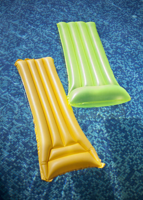 无人,游泳池,竖图,俯视,室外,特写,白天,水,床,阴影,波纹,漂浮,光线,影子,塑料,水池,水面,涟漪,泳池,两个,黄色,蓝色,绿色,水纹,阳光,塑料制品,波浪,气垫床,充气,波光粼粼,水晕,彩图,高角度拍摄