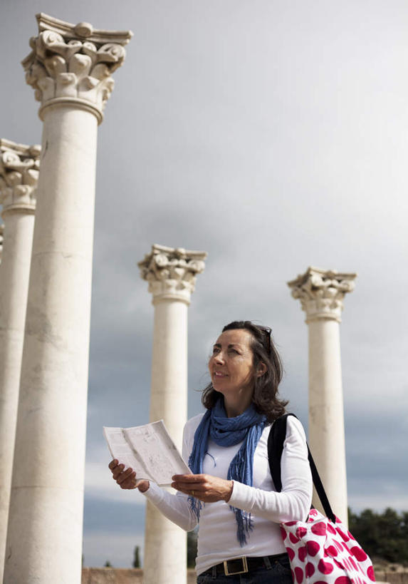 西方人,一个人,站,笑,微笑,竖图,室外,白天,仰视,旅游,度假,道路,地图,欧洲,欧洲人,仅一个女性,仅一个人,握,阴影,装饰,光线,信息,包,方格,格子,墨镜,丝巾,眼镜,影子,柱子,云,云朵,交通,拿,云彩,拿着,注视,方向,娱乐,粉色,蓝色,白云,蓝天,天空,阳光,太阳镜,太阳眼镜,天,观察,看,站着,仅一个中年女性,享受,休闲,遮阳镜,放松,握着,晴朗,观看,引导,指引,华丽,单肩包,点缀,察看,关注,衬托,美观,雅致,雅观,女人,女性,中年女性,白种人,晴空,站立,半身,彩图,低角度拍摄,导航