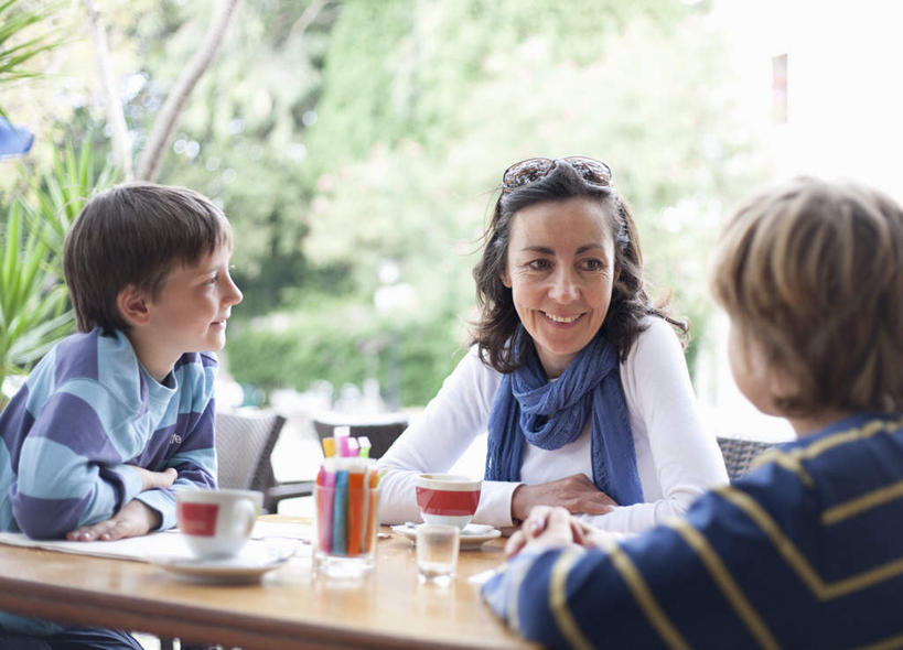咖啡,西方人,儿童,中年人,背部,三个人,家庭,母亲,儿子,坐,笑,说,微笑,露齿笑,横图,室外,白天,正面,讨论,早餐,幸福,纯洁,植物,餐桌,桌面,桌子,杯子,欧洲,欧洲人,阴影,条纹,服装,装饰,光线,瓷器,墨镜,丝巾,眼镜,影子,咖啡杯,陶瓷制品,注视,休闲装,娱乐,树,树木,饮料,小孩,衣服,蓝色,绿色,阳光,自然,太阳镜,太阳眼镜,观察,看,享受,休闲,温暖,温馨,母子,一家人,休闲服,遮阳镜,放松,可爱,乐趣,母爱,童年,童趣,服饰,生长,成长,餐台,观看,华丽,点缀,和睦,察看,提神,舒适,关注,咖啡店,瓷杯,醒脑,咖啡屋,童真,烂漫,无邪,衬托,美观,雅致,雅观,软饮料,交流,天真,男孩,女人,女性,中年女性,白种人,孩子,沟通,讲话,交谈,商讨,说话,谈话,坐着,半身,彩图,咖啡馆,融洽,男生