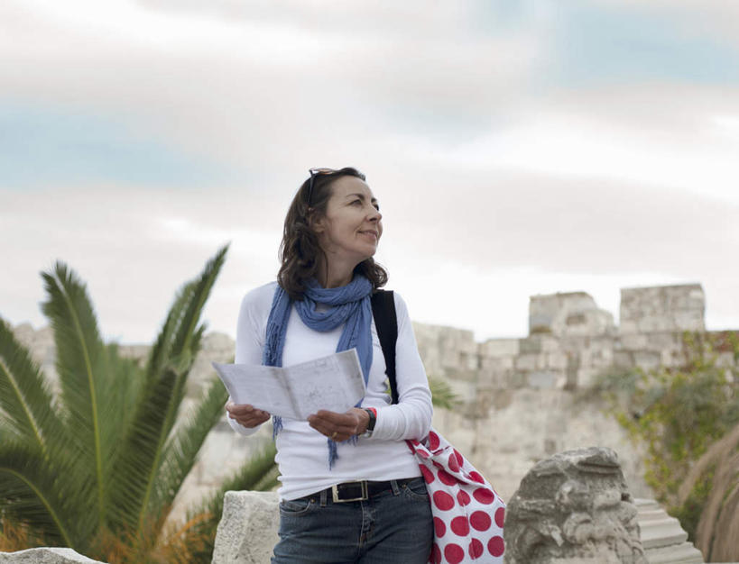 西方人,一个人,站,笑,微笑,露齿笑,横图,室外,白天,正面,植物,道路,棕榈树,地图,叶子,欧洲,欧洲人,仅一个女性,仅一个人,握,阴影,装饰,光线,信息,包,方格,格子,墨镜,丝巾,眼镜,影子,堡垒,城堡,云,云朵,绿叶,交通,拿,云彩,拿着,注视,方向,树,树木,粉色,蓝色,绿色,白云,蓝天,天空,阳光,自然,太阳镜,太阳眼镜,天,观察,看,站着,仅一个中年女性,嫩叶,遮阳镜,握着,生长,晴朗,成长,观看,引导,指引,华丽,单肩包,点缀,察看,要塞,关注,棕榈叶,衬托,美观,雅致,雅观,设防,女人,女性,中年女性,白种人,叶,叶片,晴空,站立,半身,彩图,导航