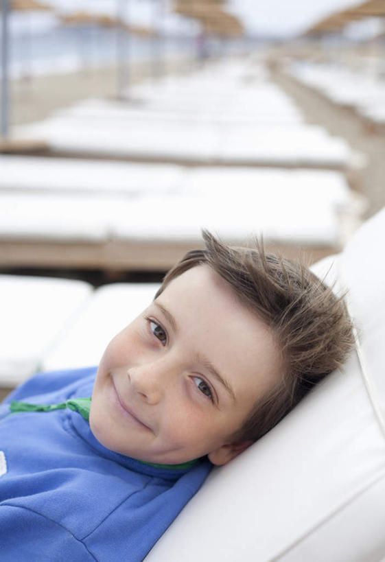 西方人,儿童,一个人,躺,笑,微笑,竖图,室外,白天,侧面,T恤衫,纯洁,沙滩,椅子,欧洲,欧洲人,仅一个男性,仅一个人,一排,许多,服装,整齐,沙子,躺椅,海岸,棕色,沙地,T恤,注视,休闲装,排列,小孩,衣服,蓝色,白色,观察,看,仅一个小孩,休闲,休闲服,可爱,童年,童趣,服饰,观看,沙滩椅,察看,队列,关注,童真,烂漫,无邪,卧着,天真,男孩,男人,男性,白种人,孩子,海滩,躺着,卧,半身,彩图,短发,男生