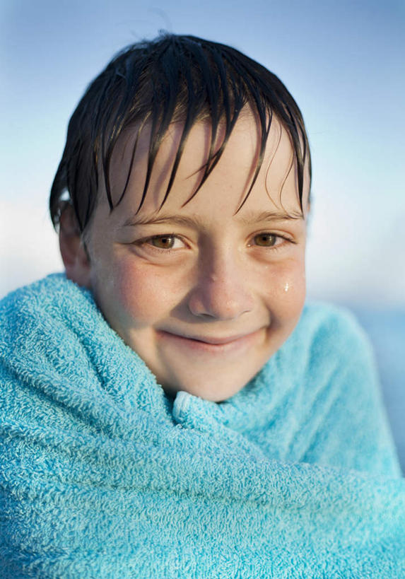 西方人,儿童,脸,头,脸颊,一个人,站,笑,微笑,竖图,室外,特写,白天,正面,纯洁,欧洲,欧洲人,仅一个男性,仅一个人,阴影,光线,包裹,纺织物,影子,云,云朵,云彩,注视,肩膀,小孩,蓝色,白云,蓝天,天空,阳光,毛巾,天,观察,看,清洁,站着,仅一个小孩,可爱,童年,童趣,潮湿,晴朗,观看,保暖,察看,关注,童真,透气,烂漫,无邪,防水,湿润,储水,耐磨,吸水,天真,男孩,男人,男性,白种人,孩子,头部,脸部,脸蛋,面部,晴空,站立,半身,彩图,短发,男生