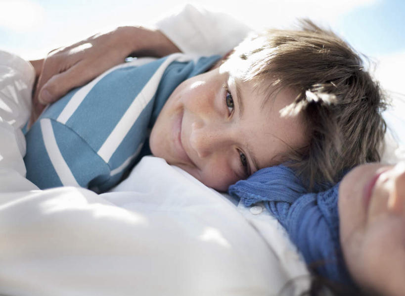 西方人,儿童,中年人,脸,头,脸颊,两个人,家庭,母亲,儿子,躺,抱,笑,微笑,横图,室外,特写,白天,正面,纯洁,沙滩,欧洲,欧洲人,阴影,服装,装饰,光线,沙子,丝巾,影子,海岸,棕色,沙地,注视,休闲装,小孩,衣服,蓝色,阳光,观察,看,趴着,休闲,温暖,温馨,母子,一家人,休闲服,可爱,母爱,童年,童趣,服饰,抱着,观看,华丽,点缀,和睦,察看,搂着,关注,童真,烂漫,无邪,衬托,美观,雅致,雅观,卧着,天真,男孩,女人,女性,中年女性,白种人,孩子,头部,脸部,脸蛋,面部,海滩,搂,搂抱,趴,躺着,卧,半身,彩图,融洽,短发,男生