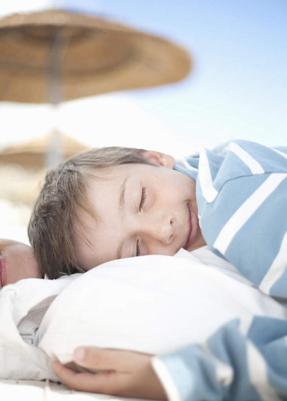 西方人,儿童,中年人,两个人,家庭,母亲,儿子,躺,闭眼,笑,睡,微笑,竖图,室外,白天,侧面,纯洁,沙滩,欧洲,欧洲人,阴影,条纹,服装,朦胧,模糊,光线,沙子,影子,遮阳伞,海岸,云,云朵,沙地,云彩,休闲装,小孩,衣服,蓝色,白云,蓝天,天空,阳光,天,趴着,休闲,温暖,温馨,母子,一家人,休闲服,可爱,母爱,童年,童趣,服饰,晴朗,和睦,童真,烂漫,无邪,卧着,天真,男孩,女人,女性,中年女性,白种人,孩子,海滩,晴空,闭眼睛,闭着眼,闭着眼睛,困,困觉,趴,寝息,睡觉,躺着,卧,半身,彩图,融洽,男生