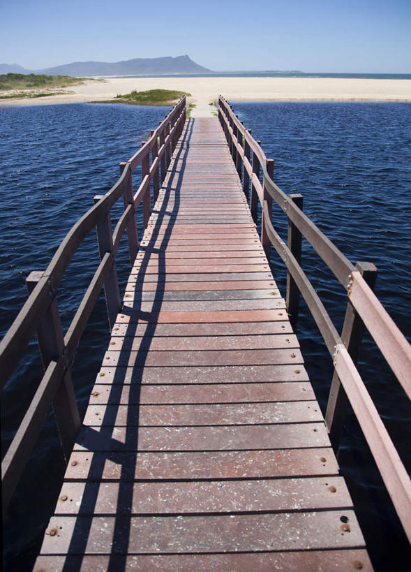 无人,栏杆,竖图,俯视,室外,白天,旅游,度假,海浪,海洋,美景,沙滩,阴影,光线,木板,沙子,影子,海岸,景观,浪花,围栏,桥,木桥,沙地,娱乐,护栏,栈桥,蓝色,蓝天,天空,阳光,自然,海水,天,享受,休闲,景色,放松,晴朗,人行桥,木板桥,自然风光,海景,万里无云,大海,风浪,海,海水的波动,海滩,近岸浪,涌浪,晴空,晴空万里,彩图,高角度拍摄