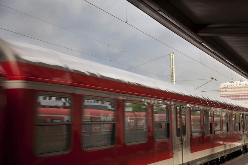 无人,横图,室外,白天,正面,窗户,火车,车站,德国,欧洲,一辆,停靠,阴影,朦胧,模糊,电力,光线,电线,电线杆,线,影子,云,云朵,电能,站台,线路,云彩,月台,玻璃窗,车,红色,蓝色,白云,蓝天,天空,阳光,车窗,交通工具,天,晴朗,电,电源,西欧,载具,能量,德意志联邦共和国,晴空,彩图