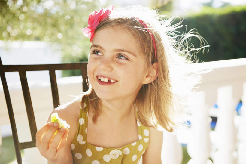 西方人,儿童,一个人,栏杆,露台,坐,笑,微笑,露齿笑,横图,室外,白天,正面,裙子,纯洁,植物,阳台,柑橘,水果,椅子,欧洲,欧洲人,仅一个女性,仅一个人,一片,握,阴影,连衣裙,朦胧,模糊,新鲜,装饰,盛开,光线,扶手,头饰,影子,木椅,生食,食品,果实,拿,花蕾,拿着,注视,护栏,花,花瓣,花朵,鲜花,树,树木,食物,一朵,小孩,粉色,绿色,阳光,自然,发箍,发饰,饰品,花苞,花蕊,观察,看,仅一个小孩,可爱,童年,童趣,握着,有机食品,绿色食品,生长,成长,头箍,观看,华丽,修饰,点缀,察看,关注,发卡,童真,烂漫,无邪,配饰,衬托,美观,雅致,雅观,天真,女孩,女人,女性,白种人,孩子,橘子,桔子,橙子,橙,坐着,半身,彩图,露天阳台,女生