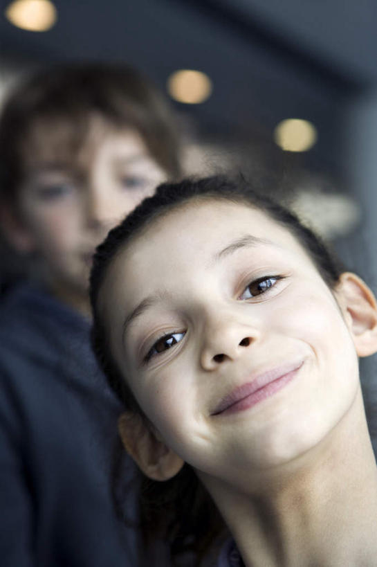 西方人,儿童,两个人,家庭,兄弟,姐妹,站,笑,微笑,竖图,室内,白天,正面,纯洁,天花板,照明,欧洲,欧洲人,服装,朦胧,模糊,灯光,注视,休闲装,顶灯,灯,小孩,衣服,灯具,观察,看,站着,休闲,温暖,温馨,一家人,休闲服,可爱,童年,童趣,服饰,观看,照亮,和睦,察看,照明设备,关注,童真,烂漫,无邪,天真,男孩,男人,男性,女孩,女人,女性,白种人,站立,半身,彩图,融洽,男生,女生