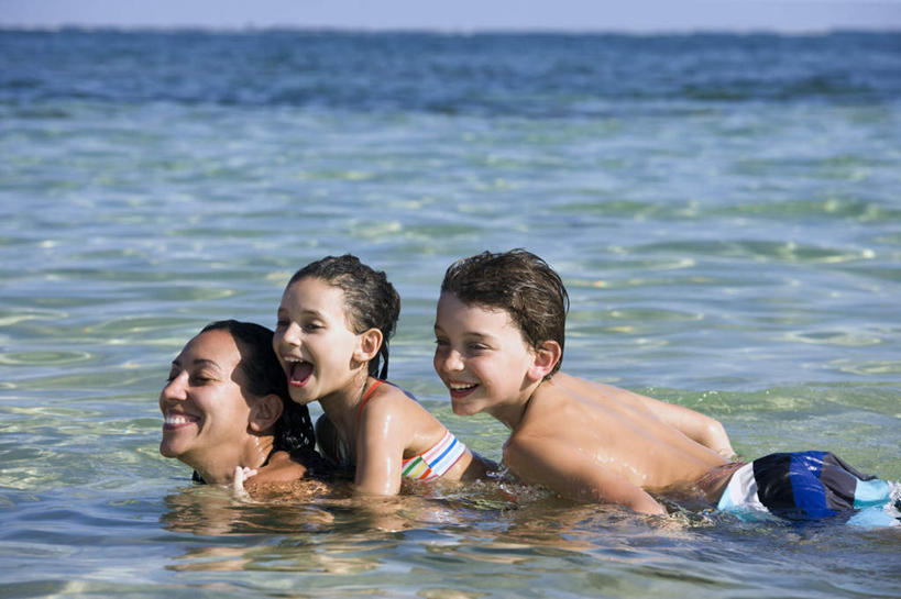 游泳,西方人,儿童,中年人,三个人,家庭,母亲,女儿,儿子,笑,微笑,露齿笑,横图,室外,白天,侧面,泳装,比基尼,纯洁,海浪,海洋,欧洲,欧洲人,阴影,波纹,泳裤,光线,影子,浪花,水平线,辽阔,海平线,涟漪,注视,小孩,蓝色,蓝天,水纹,天空,阳光,海水,波浪,天,观察,看,广阔,温暖,温馨,母女,母子,一家人,可爱,母爱,童年,童趣,晴朗,观看,一望无际,和睦,察看,关注,海景,童真,烂漫,无邪,万里无云,水晕,泅水,无边无际,一马平川,拍浮,天真,男孩,男人,男性,女孩,女人,女性,中年女性,白种人,孩子,大海,风浪,海,海水的波动,近岸浪,涌浪,晴空,晴空万里,半身,彩图,三点式,泳衣,融洽,水天相接,水天一线,男生,女生