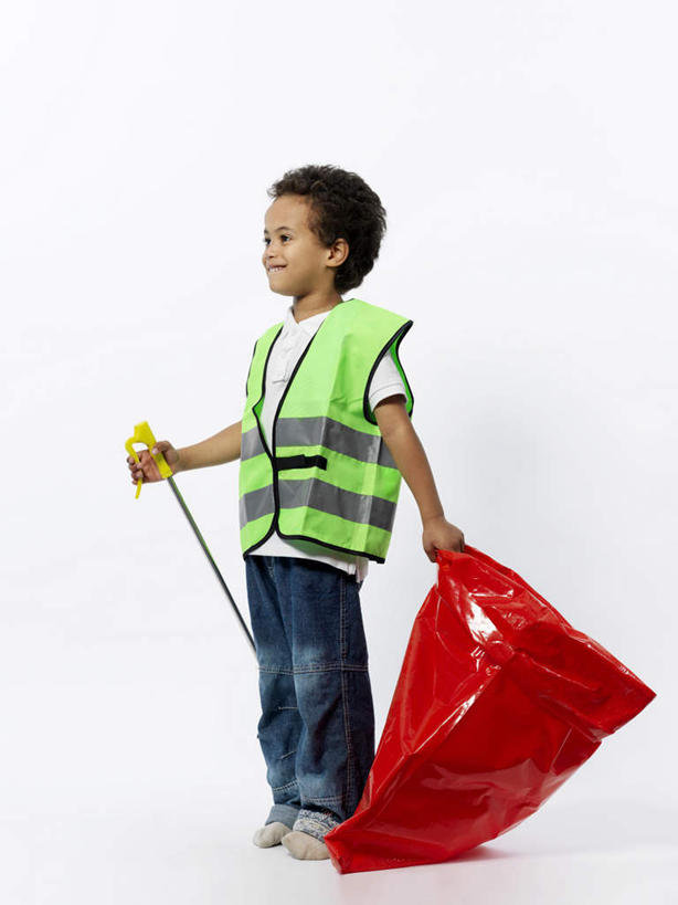 西方人,儿童,一个人,站,笑,微笑,露齿笑,竖图,室内,白天,白色背景,侧面,工作服,制服,纯洁,袋子,欧洲,非洲,黑人,欧洲人,仅一个男性,仅一个人,握,裤子,塑料,拿,拿着,注视,牛仔裤,塑料袋,小孩,红色,容器,塑料制品,观察,看,站着,仅一个小孩,可爱,童年,童趣,握着,摄影,影棚,观看,储藏,垃圾袋,察看,储存,关注,童真,烂漫,无邪,工作制服,天真,男孩,男人,男性,非洲人,孩子,站立,彩图,全身,影棚拍摄,工作套服,拍摄,安全服,反光背心,反光服,反光衣,贮存,男生