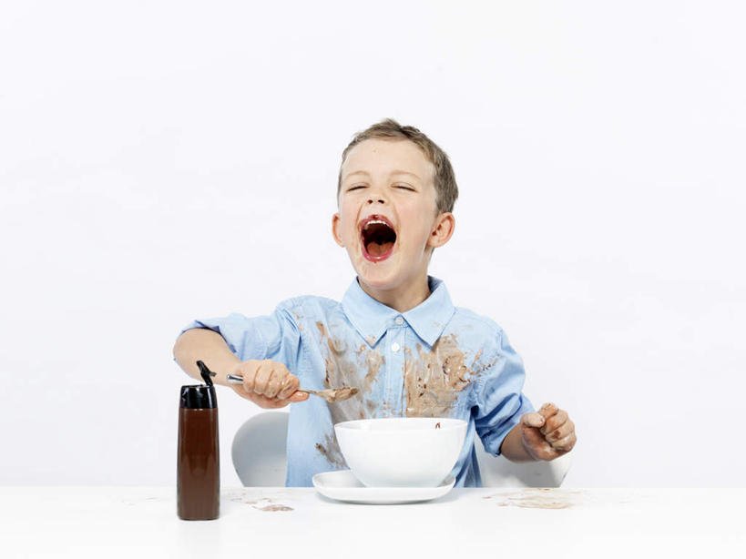 西方人,儿童,一个人,坐,笑,大笑,横图,室内,白天,白色背景,正面,衬衫,兴奋,纯洁,餐桌,桌面,桌子,餐具,欧洲,欧洲人,仅一个男性,仅一个人,握,碟子,盘,陶瓷,调料,酱料,酱汁,茄汁,佐料,冰激凌,陶瓷制品,调味品,清凉,拿,调味料,拿着,注视,番茄酱,酱,小孩,蓝色,盘子,容器,碟,碗,冷饮,观察,看,张嘴,仅一个小孩,舒服,冰淇淋,可爱,童年,童趣,握着,摄影,影棚,餐台,观看,储藏,解暑,察看,储存,关注,解渴,雪糕,张大嘴巴,童真,烂漫,无邪,舒爽,哈哈大笑,冰糕,消暑,天真,男孩,男人,男性,白种人,孩子,张开嘴,坐着,半身,彩图,影棚拍摄,衬衣,高兴,狂笑,拍摄,贮存,男生