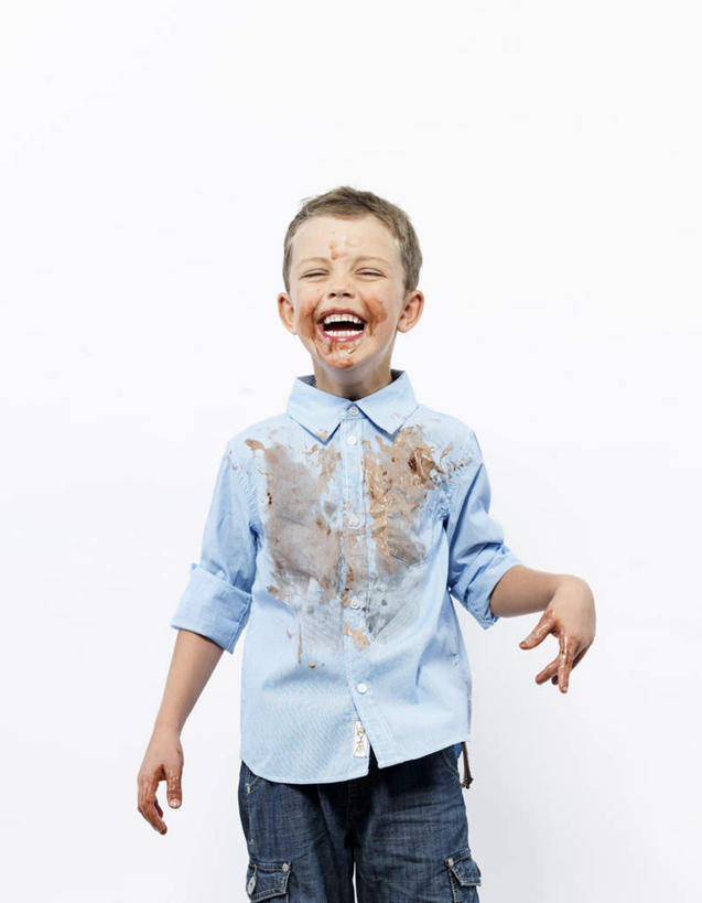 西方人,儿童,一个人,站,笑,微笑,露齿笑,竖图,室内,白天,白色背景,正面,衬衫,纯洁,欧洲,欧洲人,仅一个男性,仅一个人,裤子,冰激凌,清凉,注视,牛仔裤,小孩,蓝色,冷饮,观察,看,站着,仅一个小孩,舒服,冰淇淋,可爱,童年,童趣,摄影,影棚,观看,解暑,察看,关注,解渴,雪糕,童真,烂漫,无邪,舒爽,冰糕,消暑,天真,男孩,男人,男性,白种人,孩子,站立,半身,彩图,影棚拍摄,衬衣,拍摄,男生