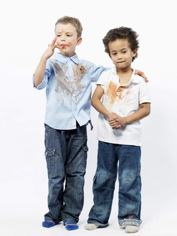 西方人,儿童,两个人,伙伴,朋友,站,抱,笑,微笑,竖图,室内,白天,白色背景,正面,T恤衫,友谊,纯洁,欧洲,非洲,黑人,欧洲人,服装,裤子,T恤,注视,牛仔裤,休闲装,小孩,衣服,白色,果酱,观察,看,手放前,站着,休闲,休闲服,可爱,童年,童趣,舔,摄影,服饰,影棚,抱着,观看,察看,搂着,关注,童真,烂漫,无邪,吮,果子酱,天真,友情,男孩,男人,男性,白种人,非洲人,搂,站立,彩图,全身,影棚拍摄,拍摄,男生