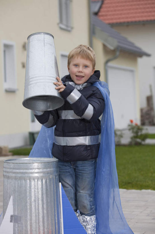 西方人,儿童,一个人,宇航员,站,抱,笑,微笑,竖图,室外,白天,正面,纯洁,火箭,航天,科技,草地,草坪,植物,欧洲,欧洲人,仅一个男性,仅一个人,宇航服,科学,头盔,墙,注视,墙壁,墙面,草,小孩,绿色,模型,观察,看,站着,仅一个小孩,可爱,童年,童趣,运输,抱着,观看,察看,搂着,太空服,关注,载具,童真,烂漫,无邪,天真,男孩,男人,男性,白种人,孩子,搂,搂抱,站立,半身,彩图,男生