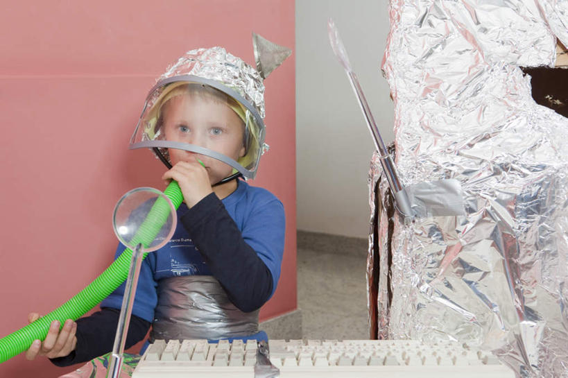 西方人,儿童,一个人,站,横图,室内,白天,正面,纯洁,键盘,桌面,桌子,欧洲,欧洲人,仅一个男性,仅一个人,握,服装,包装,包装纸,管子,铝箔纸,锡箔纸,纸,塑料,墙,纸张,拿,拿着,注视,休闲装,输入设备,通讯设备,书桌,墙壁,墙面,小孩,衣服,蓝色,绿色,课桌,塑料制品,吹,观察,看,站着,仅一个小孩,休闲,休闲服,可爱,童年,童趣,握着,服饰,观看,察看,包装材料,关注,通信设备,童真,锡箔,烂漫,无邪,铝箔,天真,男孩,男人,男性,白种人,孩子,站立,半身,彩图,男生